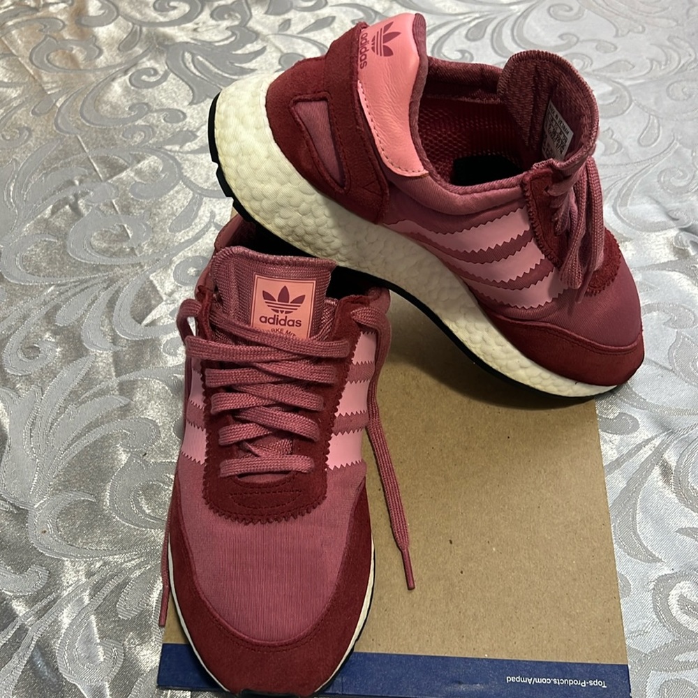 I am sealing my Adidas shoes,size 6.5 us  kids but 7.5 us women// 38 Euro size